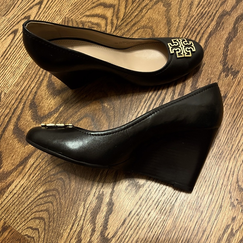 TORY BURCH WEDGE in size 8